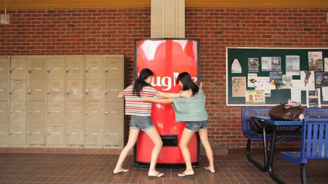 「抱きついて！」コカ･コーラがシンガポールの大学で仕掛けたキャンペーン