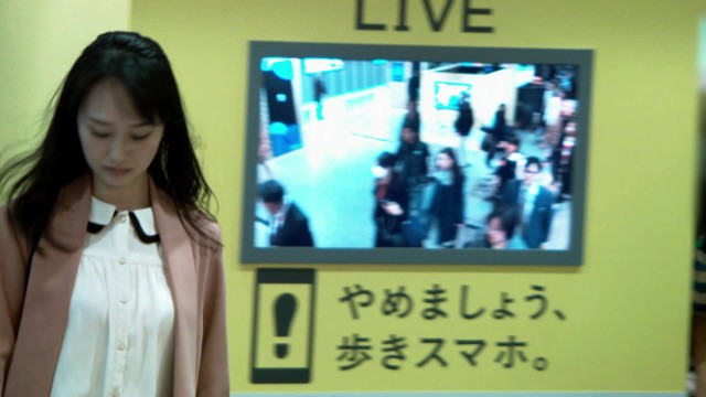 阪神×au 歩きスマホ防止キャンペーン。神戸三宮駅で